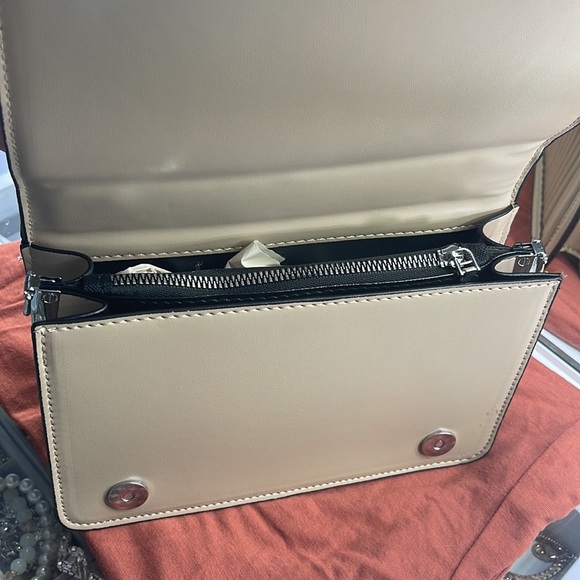 Tan purse with fur handle - Picture 2 of 2